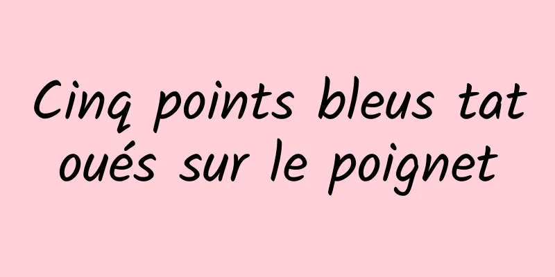Cinq points bleus tatoués sur le poignet