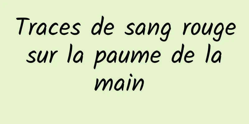 Traces de sang rouge sur la paume de la main 