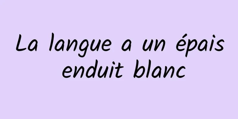 La langue a un épais enduit blanc