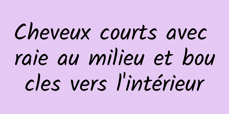 Cheveux courts avec raie au milieu et boucles vers l'intérieur