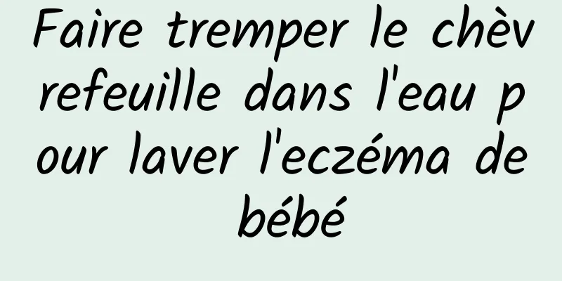 Faire tremper le chèvrefeuille dans l'eau pour laver l'eczéma de bébé