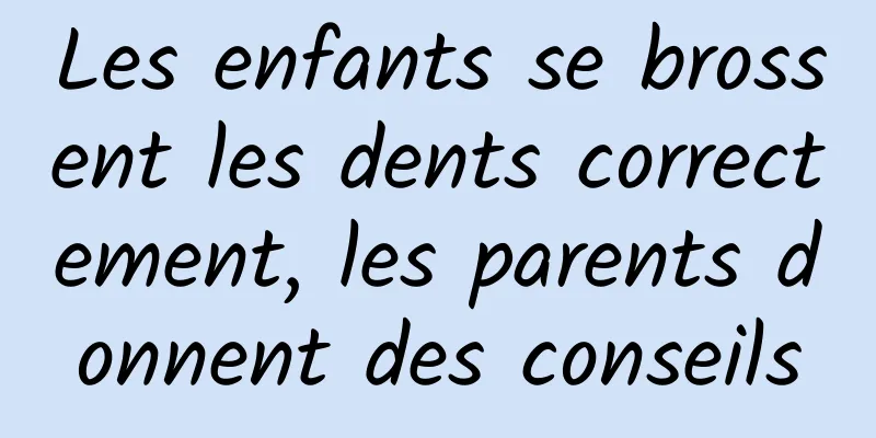 Les enfants se brossent les dents correctement, les parents donnent des conseils
