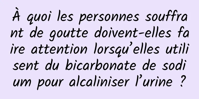 À quoi les personnes souffrant de goutte doivent-elles faire attention lorsqu’elles utilisent du bicarbonate de sodium pour alcaliniser l’urine ?
