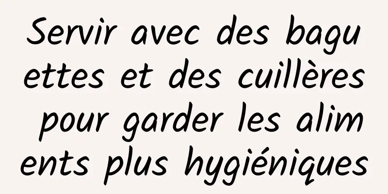 Servir avec des baguettes et des cuillères pour garder les aliments plus hygiéniques