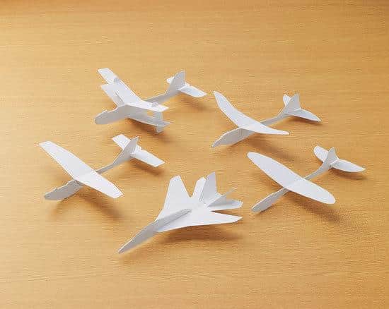 Voler! Mon avion en papier !! - Une analyse approfondie de l'histoire émouvante du vol et de la croissance 